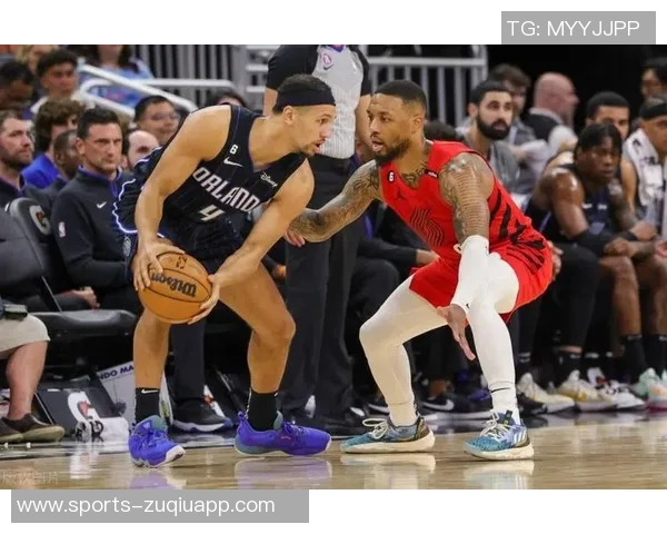 小卡半场表现出色8投5中贡献14分2板2助正负值高达16 小卡半场表现出色8投5中贡献14分2板2助正负值高达16